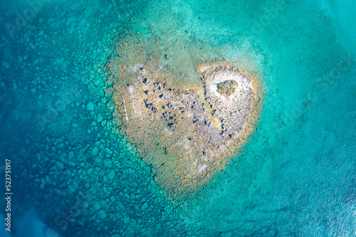 Vista aerea della famosa isola cuore a porto cesareo con intorno una barca, nel cuore del salento, puglia