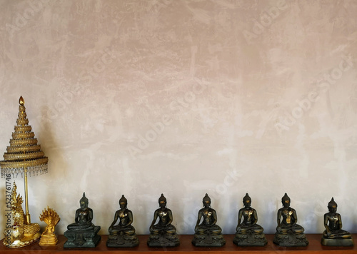 Fotografie The row of Buddha statues.