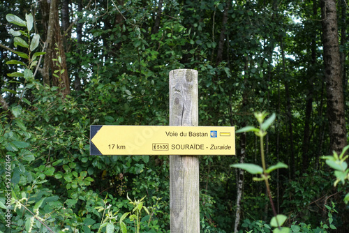 Panneau sur le Chemin de St Jacques de Compostelle, par la Voie du bastan, à Bayonne 