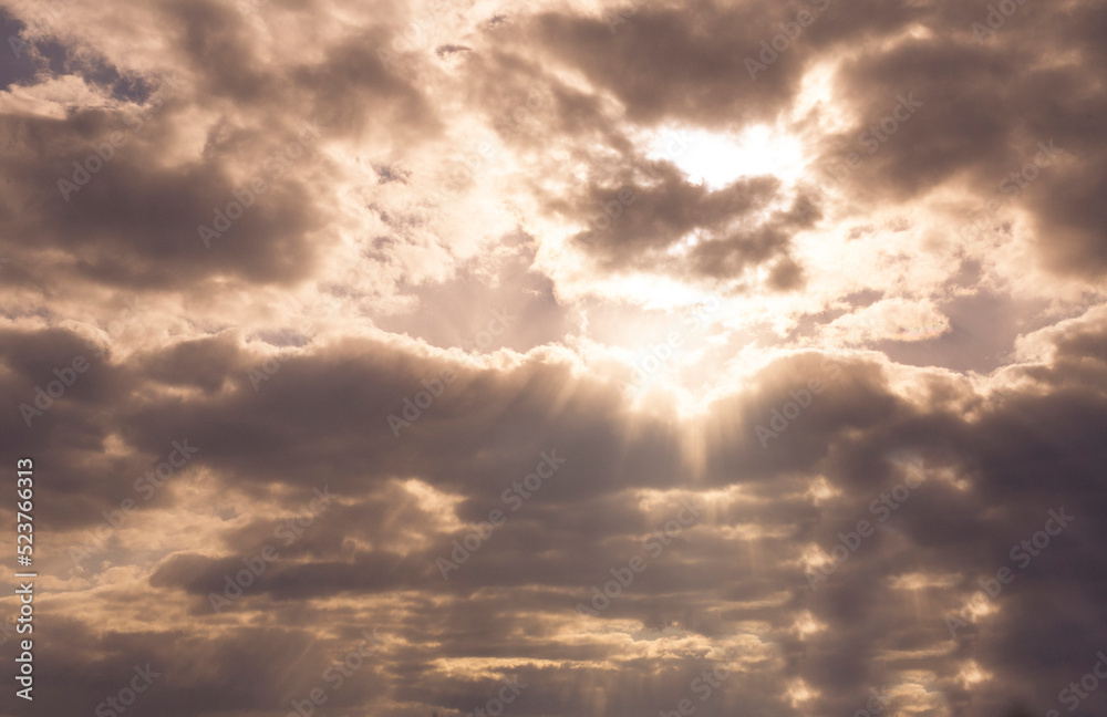 Obraz premium Przebłyski słońca, za chmurami