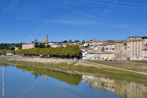 Fototapeta Naklejka Na Ścianę i Meble -  Joli village de La Réole en Gironde - France
