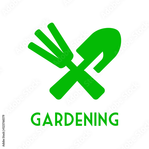 Herramientas de jardín. Conjunto de herramientas agrícolas para el jardín y la huerta: rastrillo y pala en aspa. Logotipo con texto Gardening en color verde