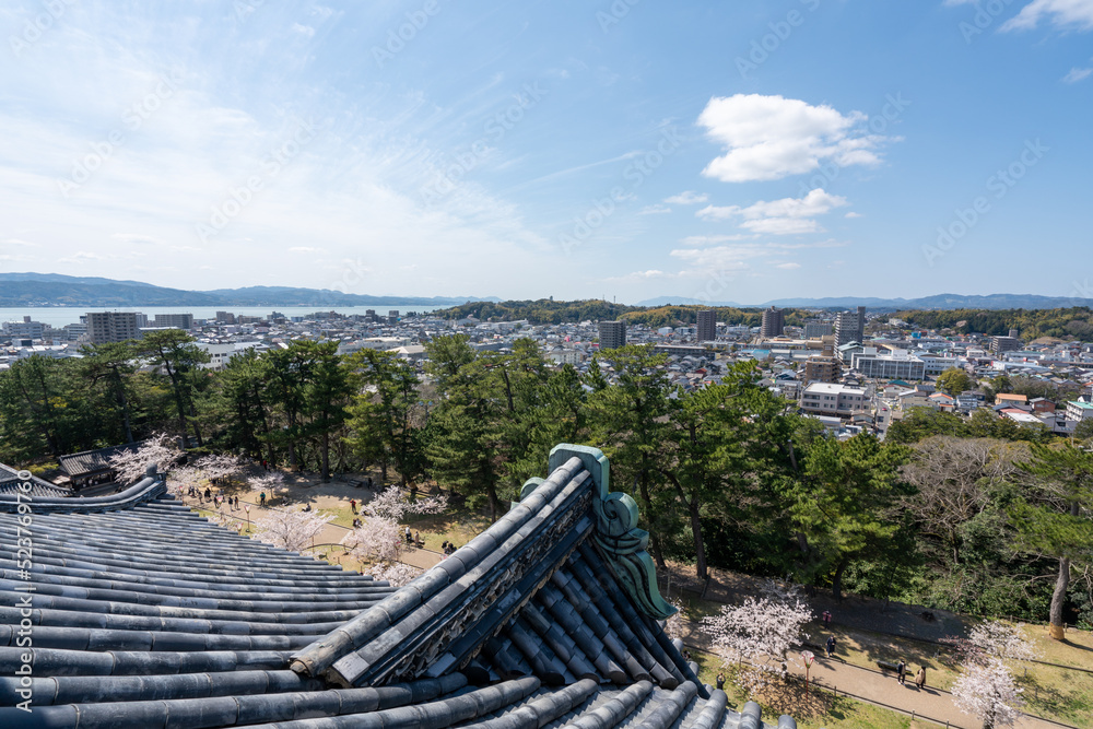 島根城の天守から見る春の松江市街の風景