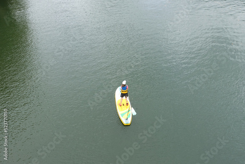Une femme fait du paddle sur une rivière photo