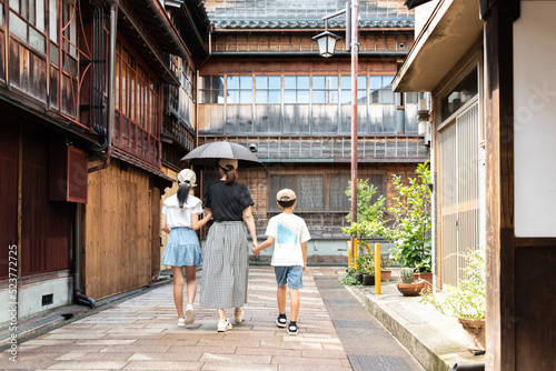 ひがし茶屋街を散策するアジア人の3人家族 © tatsushi