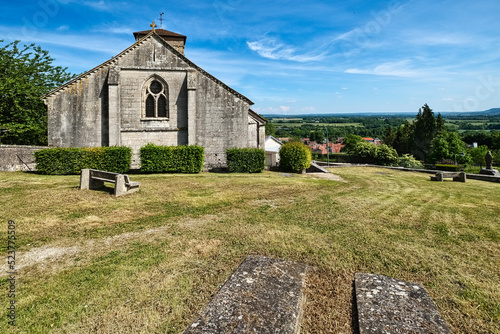 A l'intérieur du petit parc de l'église d'Ecrouves photo