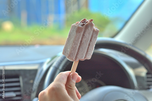運転の休憩中に車内であずきアイスを食べている