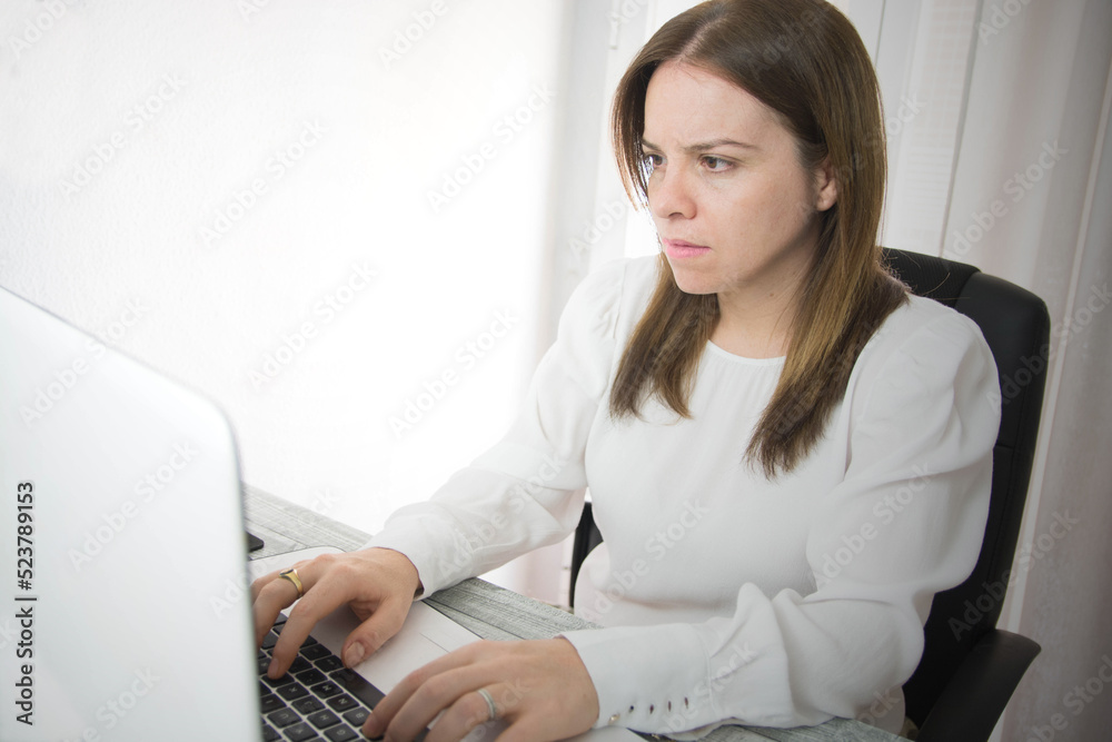 Mujer trabajando con tecnologias. Mujer trabajando con tecnologias.
