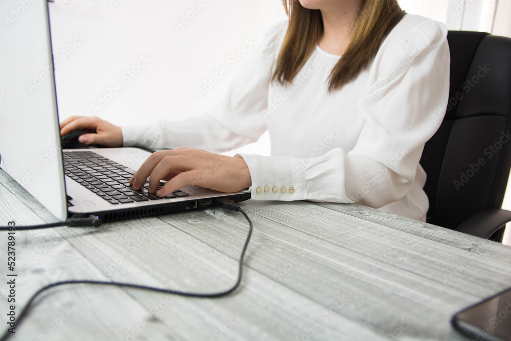 Mujer trabajando con tecnologias. Mujer trabajando con tecnologias.