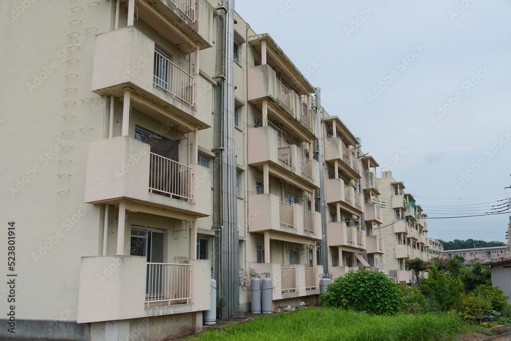 白い壁のマンション