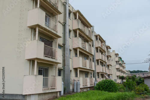 白い壁のマンション