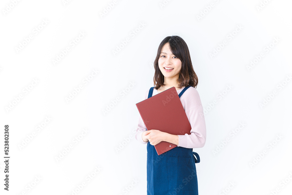 エプロンを着た家事代行の若い女性 エプロンを着た家事代行の若い女性