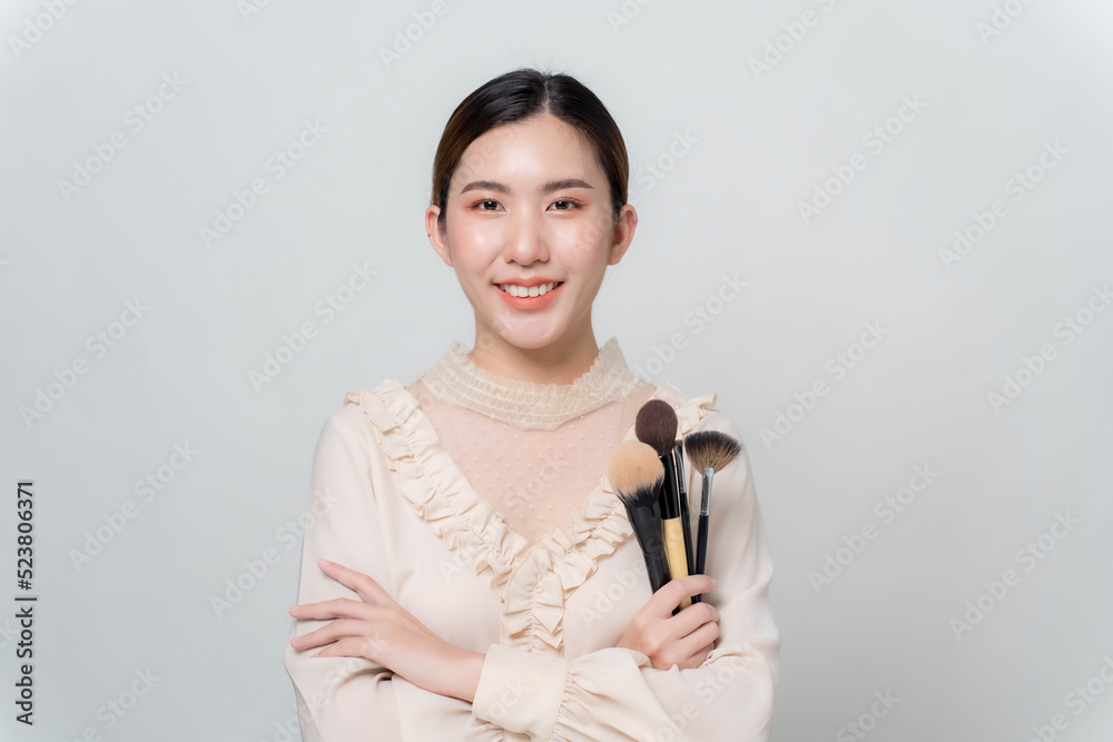 The woman herself is doing makeup. The woman herself is doing makeup.