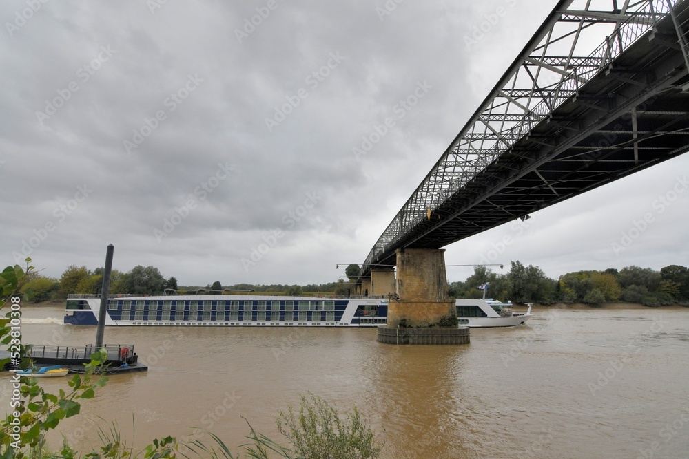 Bateau de croisière sur la Garonne à Cadillac