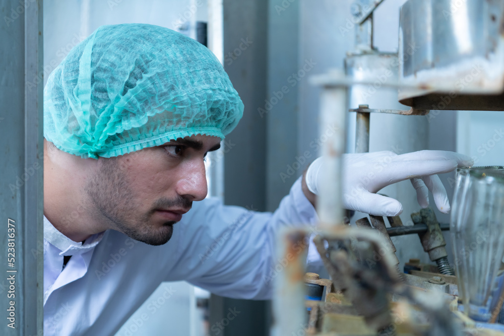Product quality control officer in fruit juice production line Carry out an inspection of bottles used to contain fruit juices Product quality control officer in fruit juice production line Carry out an inspection of bottles used to contain fruit juices