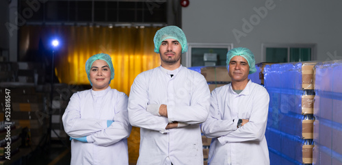 Fotografia A team of scientists at the fruit juice factory Get ready for the day's work to