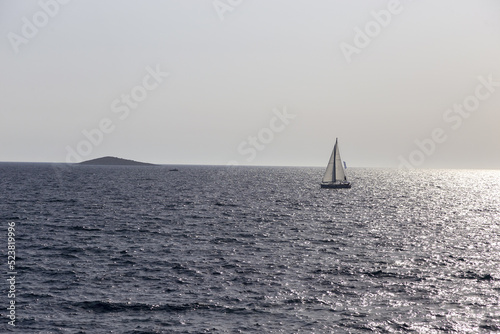 segelschiff und eine Insel im Mittelmeer