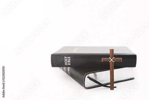 하얀 탁자위에 놓인 성경책과 거룩한 예수 그리스도의 십자가 그리고 밝은 흰색 배경
 photo