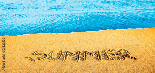 Das wort "summer" in den Sand geschrieben