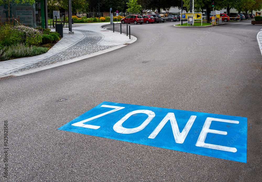 Obraz premium Verkehrsberuhigte Zone in der Ortschaft Reutte, Tirol, Österreich