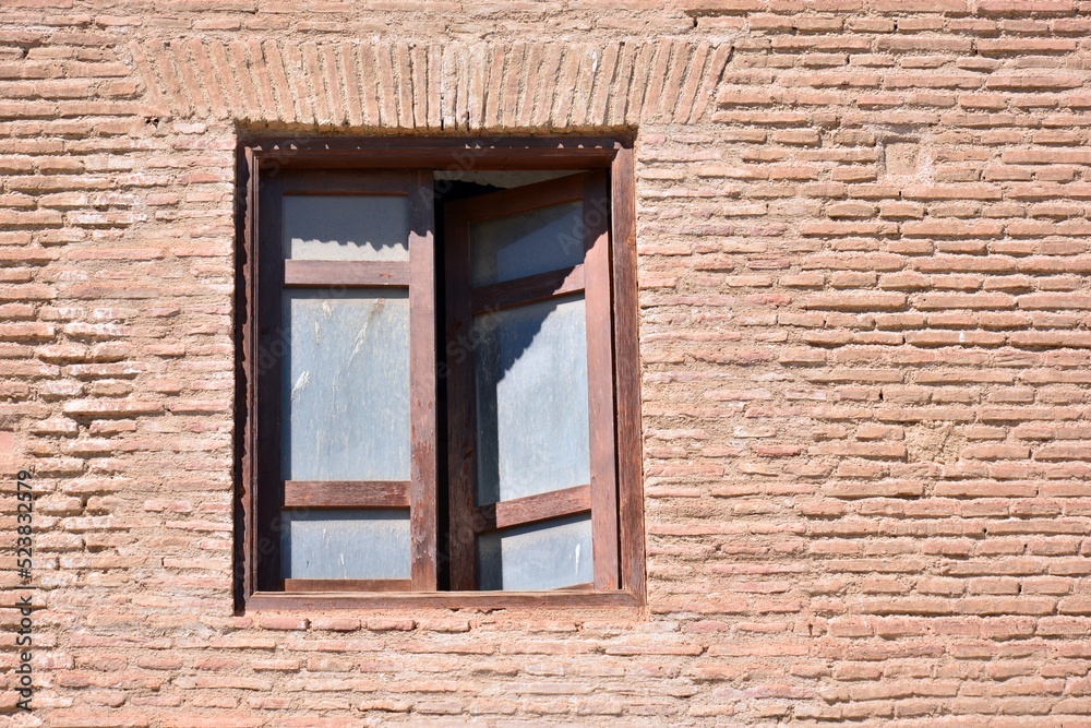 Diferentes ventanas en antiguas fachadas de un pueblo medieval