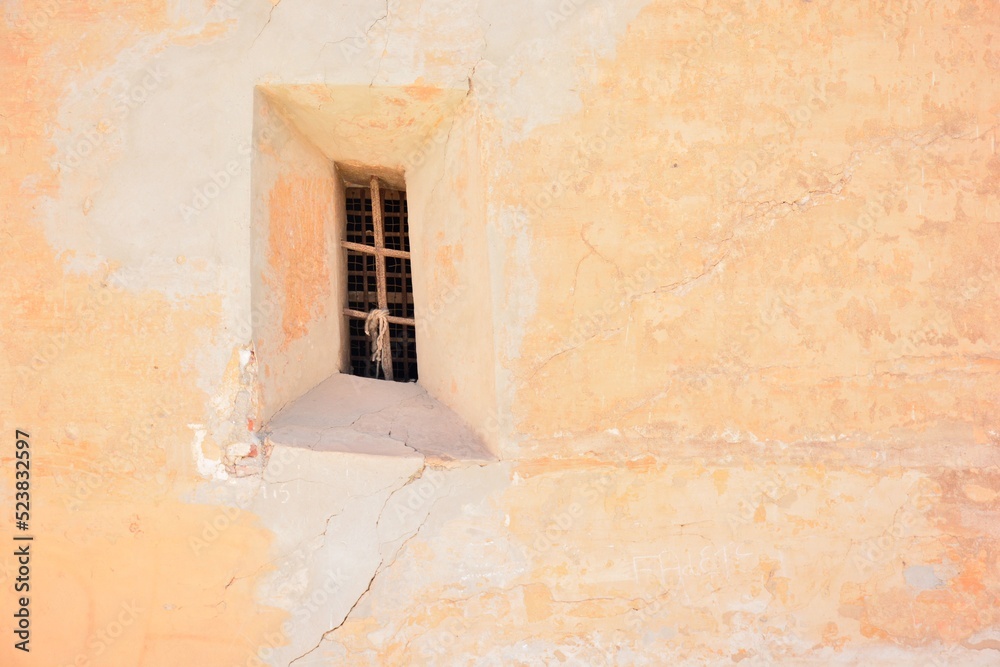 Diferentes ventanas en antiguas fachadas de un pueblo medieval