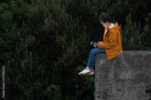 chica leyendo un libro en la naturaleza