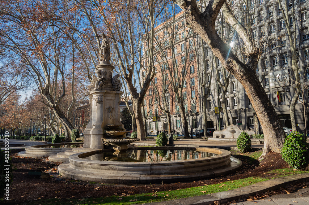 Fototapeta premium park in autum with hero statue in madrid spain europe