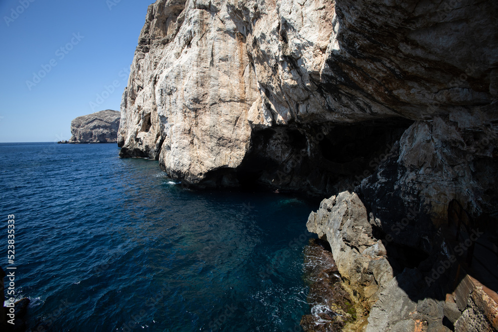 Entrata dalla scogliera delle Grotte di Nettuno in Sardegna