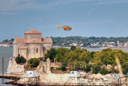 Hélicoptère de la sécurité civile au dessus de Talmont sur Gironde en Charente-Maritime France photo