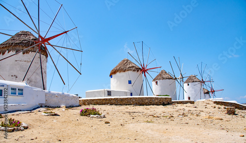 Alte Windmühlen Kato Mili Die malerische Hauptstadt Chora bekannt als Mykonos-Stadt auf der beliebten Kykladeninsel Mykonos, Griechenland