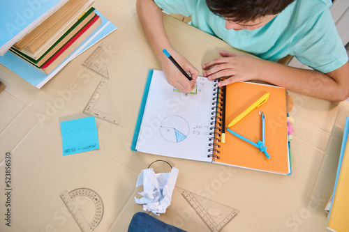 Fotografía Top view schoolchild, primary online school student doing math geometry task on copybook
