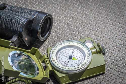 Fotografía Nice green military compass and old black binoculars