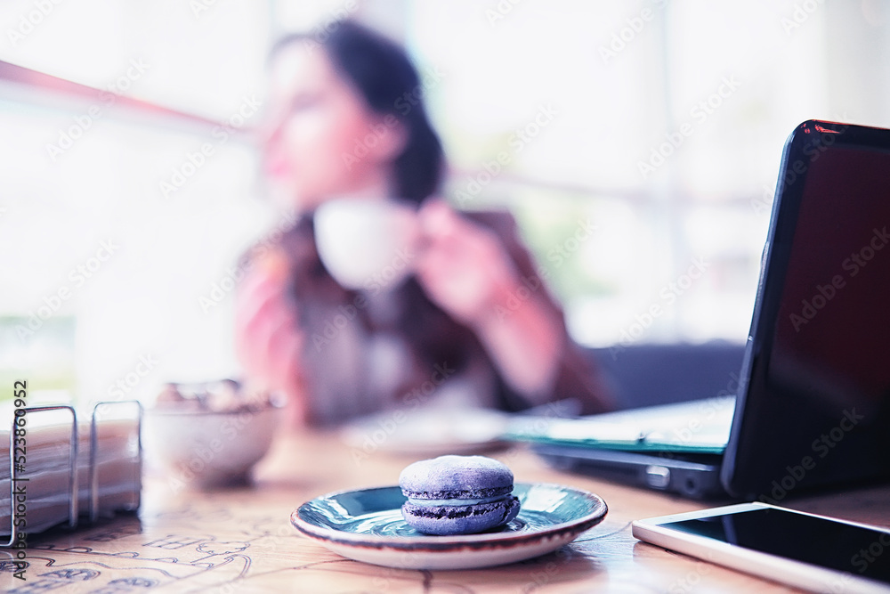 Fototapeta premium Girl eating coffee cakes