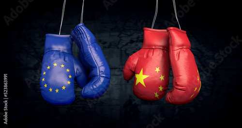 Hanging boxing gloves with the flag of the European Union and the National Flag of the People's Republic of China illustrate the tensions between the two countries © Christoph Burgstedt
