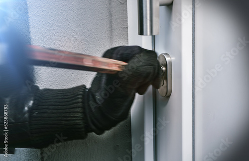 Einbrecher hebeln Fenster / Türe auf und steigen ins haus ein