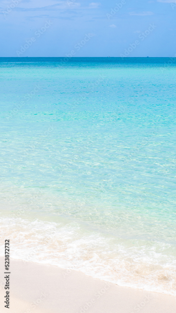 la playa una tarde verano con aguas cristalinas, turquesas en tamaño historia para redes sociales