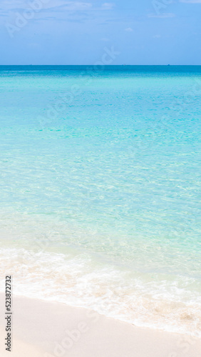 la playa una tarde verano con aguas cristalinas  turquesas en tama  o historia para redes sociales