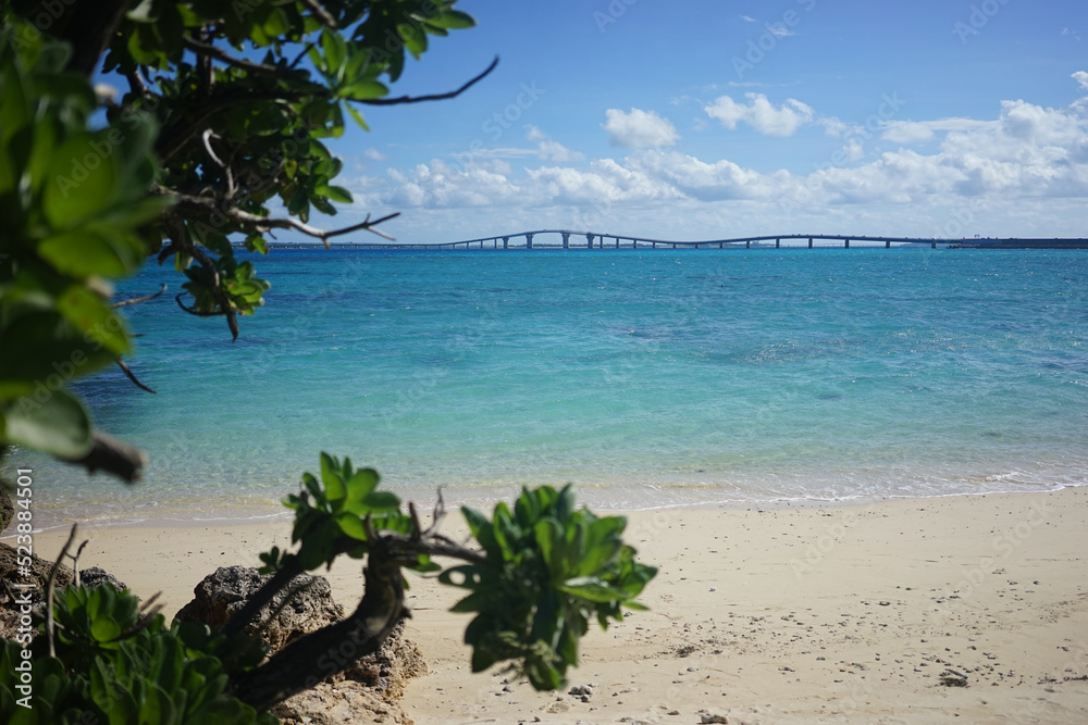 沖縄県宮古島の離島伊良部島の観光スポット 伊良部大橋と青い海のビーチ 日本の絶景
