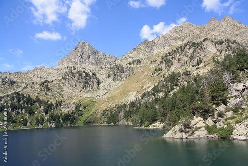 Lago glaciar en las montañas del Pirineo