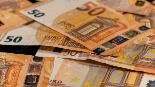 Gros plan sur un tas de billets de banque de cinquante euros