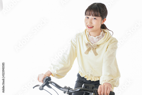 自転車に乗る若い女性