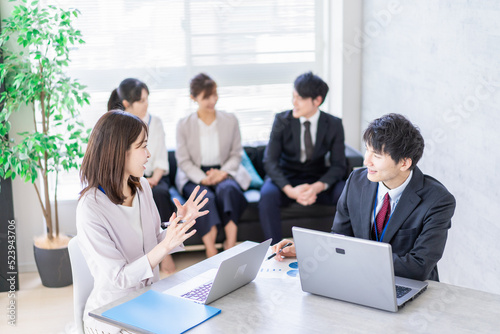 ビジネスミーティングをする男女