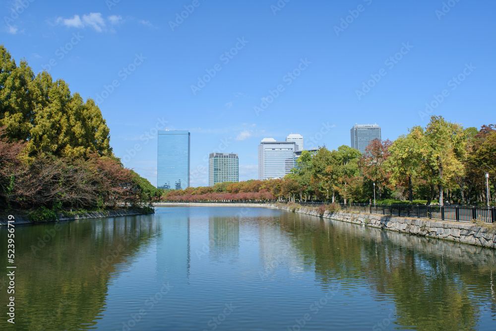 秋の大阪城公園のお堀