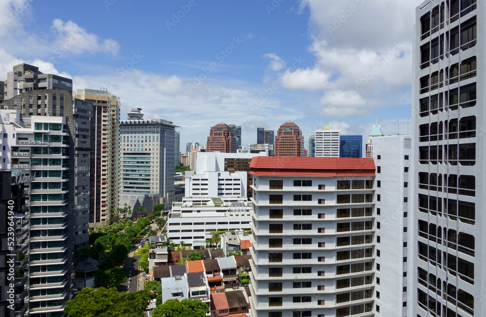 Naklejka premium Beautiful Singapore skyline panorama with blue skies and puffy clouds. 