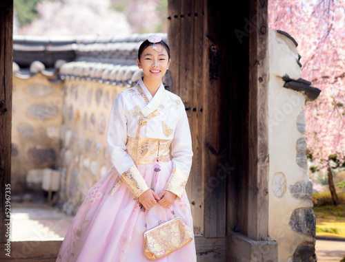 Obraz na płótnie Asian woman traveler in traditional korean dress or hanbok dress
