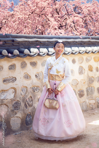 Photography Asian woman traveler in traditional korean dress or hanbok dress