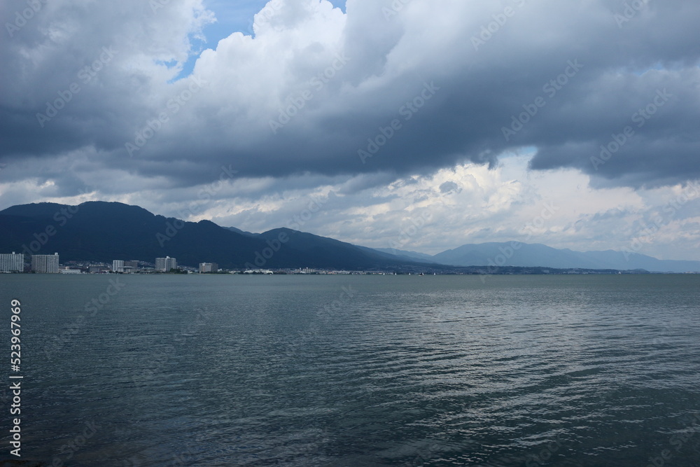 急に厚い雲に覆われ始めた琵琶湖の風景