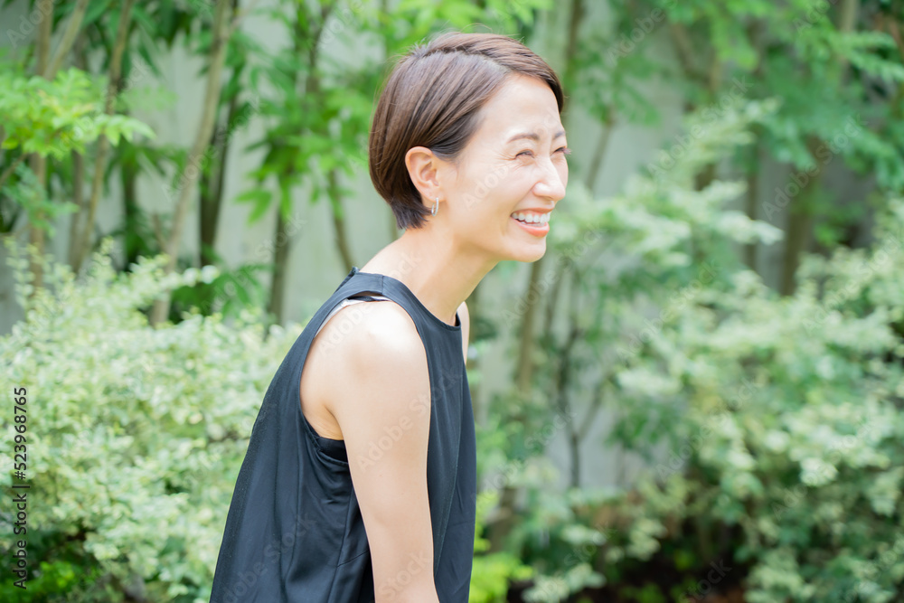 ビューティ 黒いワンピースを着た日本人女性 ビューティ 黒いワンピースを着た日本人女性