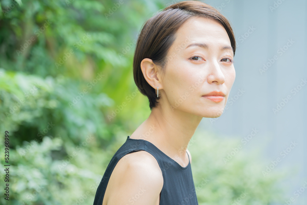 ビューティ 黒いワンピースを着た日本人女性 ビューティ 黒いワンピースを着た日本人女性
